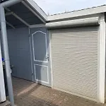 Behagliches Nurdachhaus Im Ferienhausgebiet