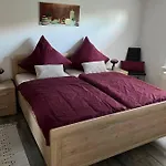 Behagliches Nurdachhaus Im Ferienhausgebiet 펜션 *