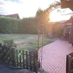 Behagliches Nurdachhaus Im Ferienhausgebiet 펜션