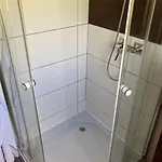 펜션 Behagliches Nurdachhaus Im Ferienhausgebiet *