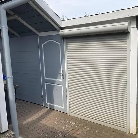 Behagliches Nurdachhaus Im Ferienhausgebiet